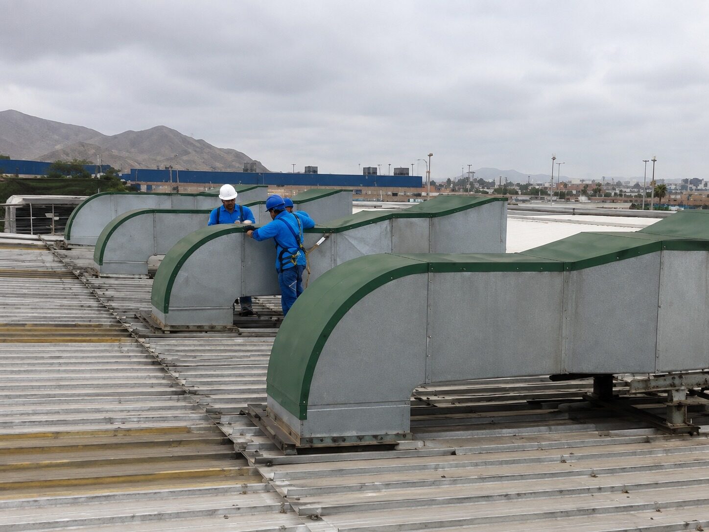 Equipo técnico RT instalando ductos
